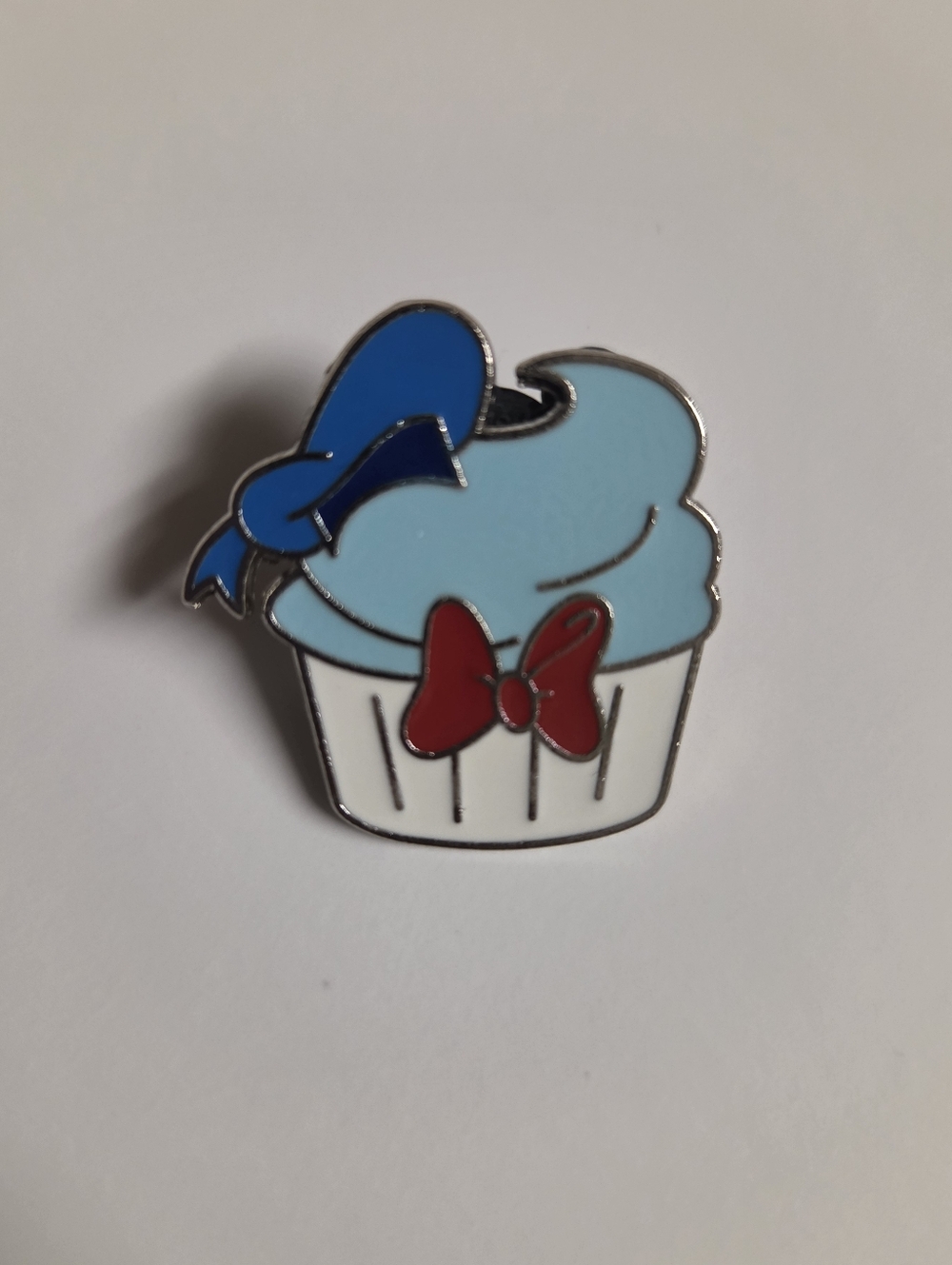 Donald Duck Cupcake Disney Pin